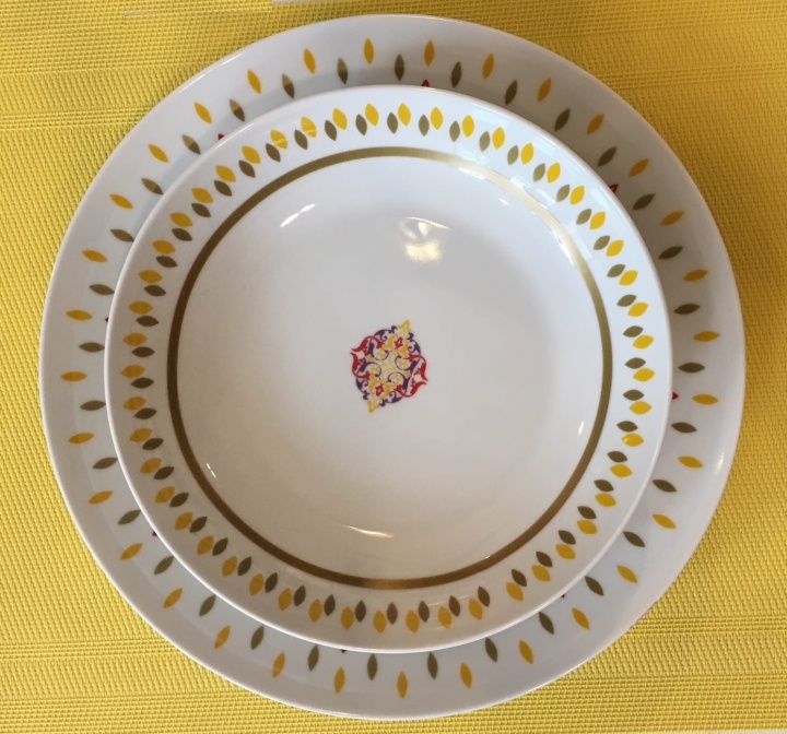 Zastawa obiadowa z porcelany, 20 elemenów