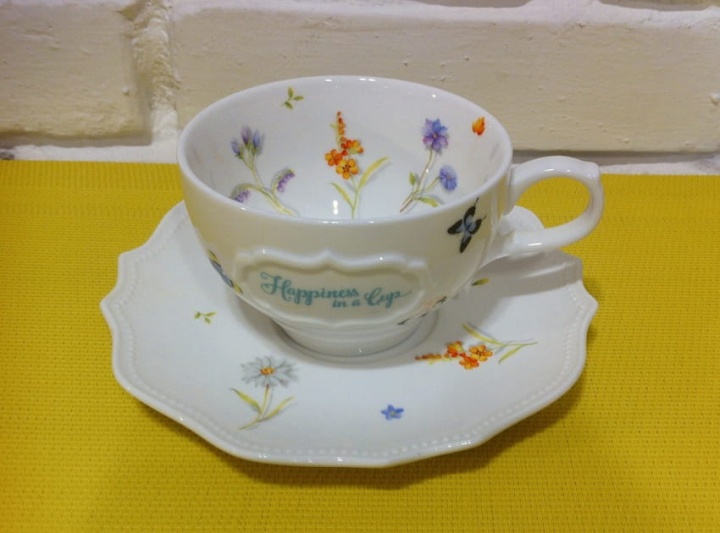 Ozdobna filiżanka z porcelany