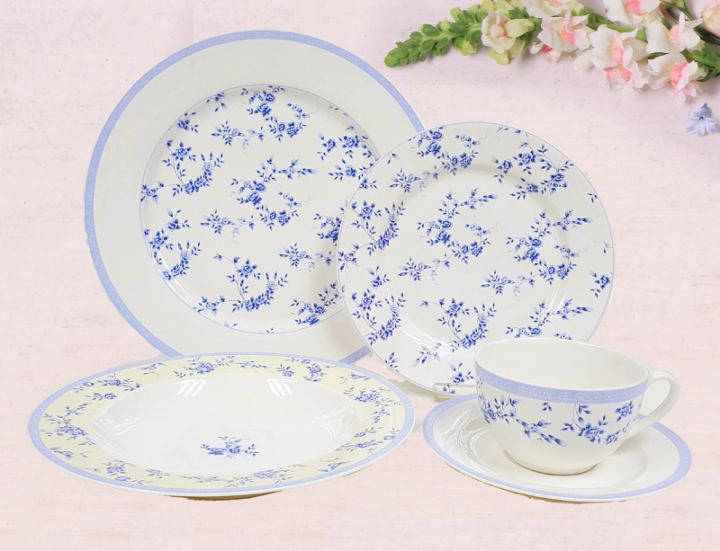 Serwis obiadowo - kawowy w kwiatki porcelana
