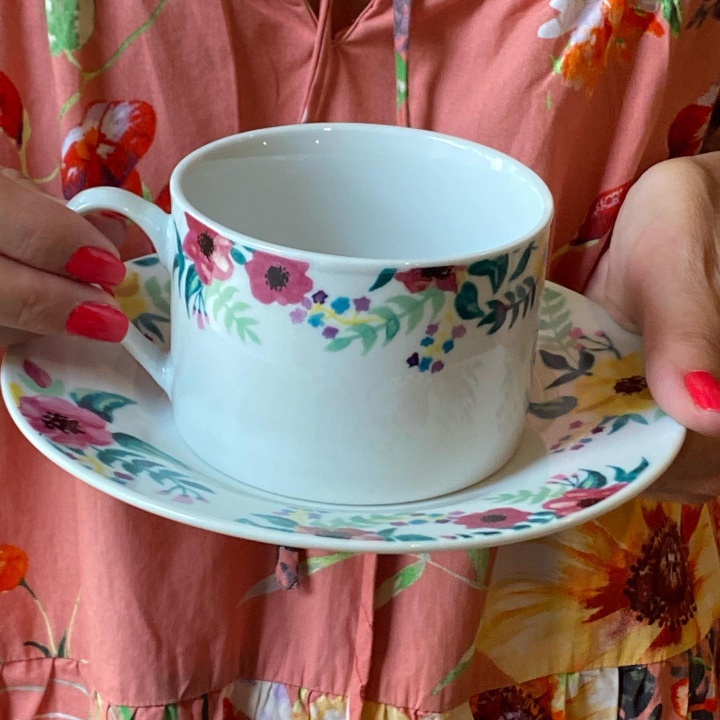 Filiżanka porcelanowa w kwiaty