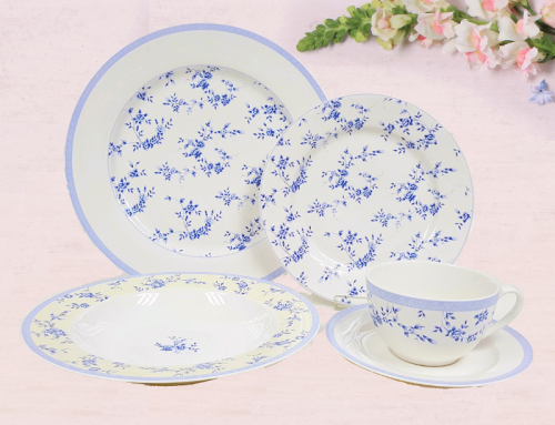 Serwis obiadowo - kawowy w kwiatki porcelana