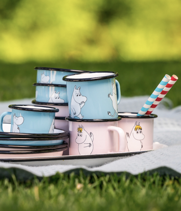 Kubek emaliowany Muminki Muminek 250ml błękitny aranżacja kolorowa komplet stylowy design modny kubek