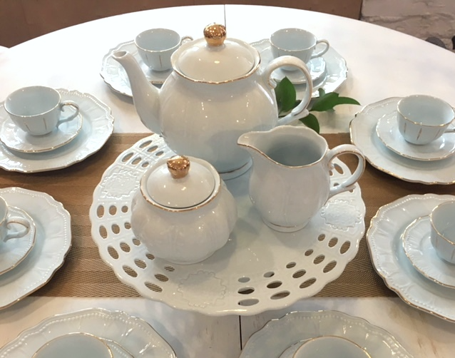 Czajniczek z porcelany ze złoceniami