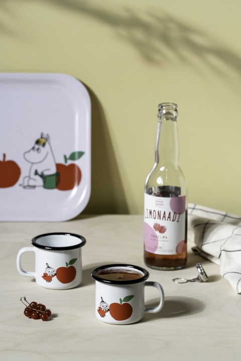Muurla Moomin enamel mug Joyful Apples 1,5dl_1726-015-01_6416114972760_setting.jpg