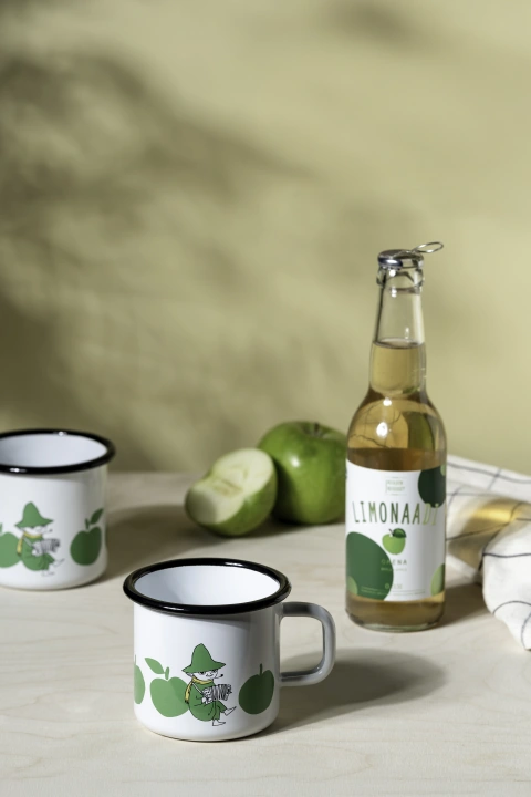 Moomin enamel mug Joyful Apples 3,7dl_1726-037-03_6416114972784_setting.jpg