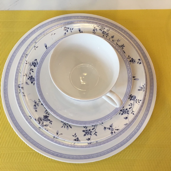 Serwis z porcelany błękitne kwiatki