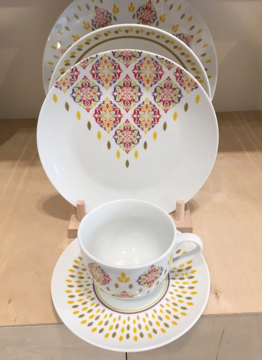 Talerze filiżanki z porcelany